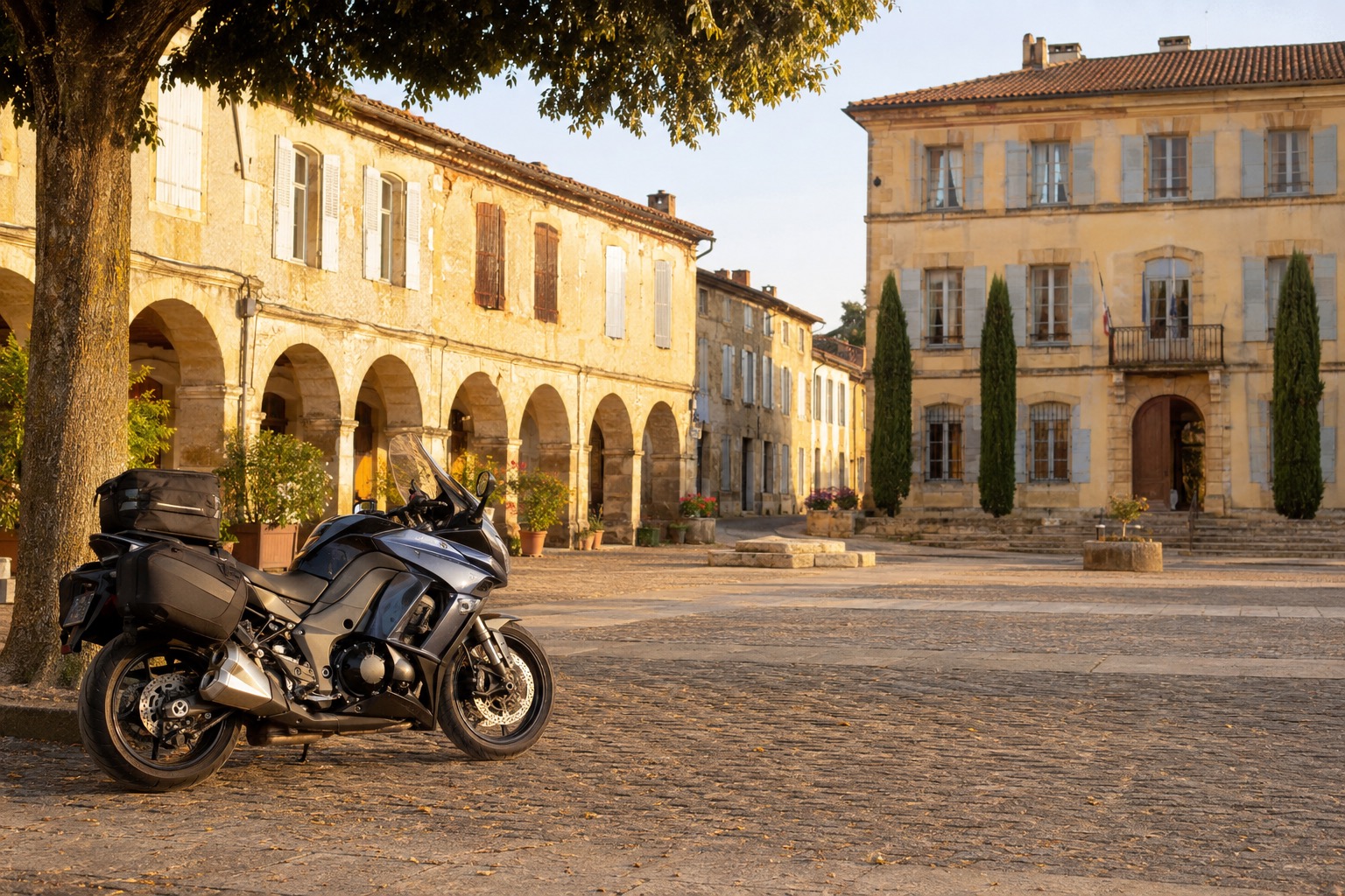 Moto de tourisme sur la place de Marciac, étape motarde dans le Gers
